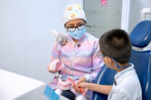 Caries en dientes de leche: ¿por qué es importante tratarlas si esos dientes se van a caer?