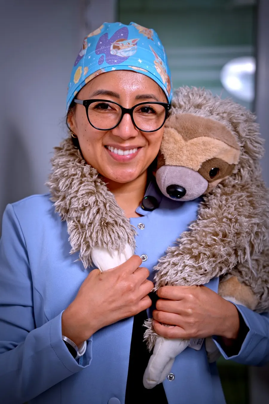 Odontopediatra de Clínica Dental Konamor con peluche