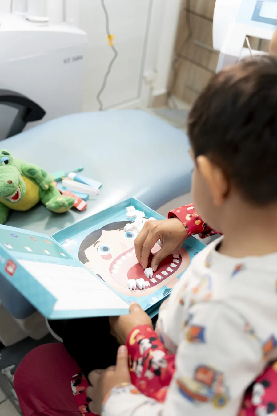 Niño aprendiendo sobre los dientes en Clínica Dental Konamor