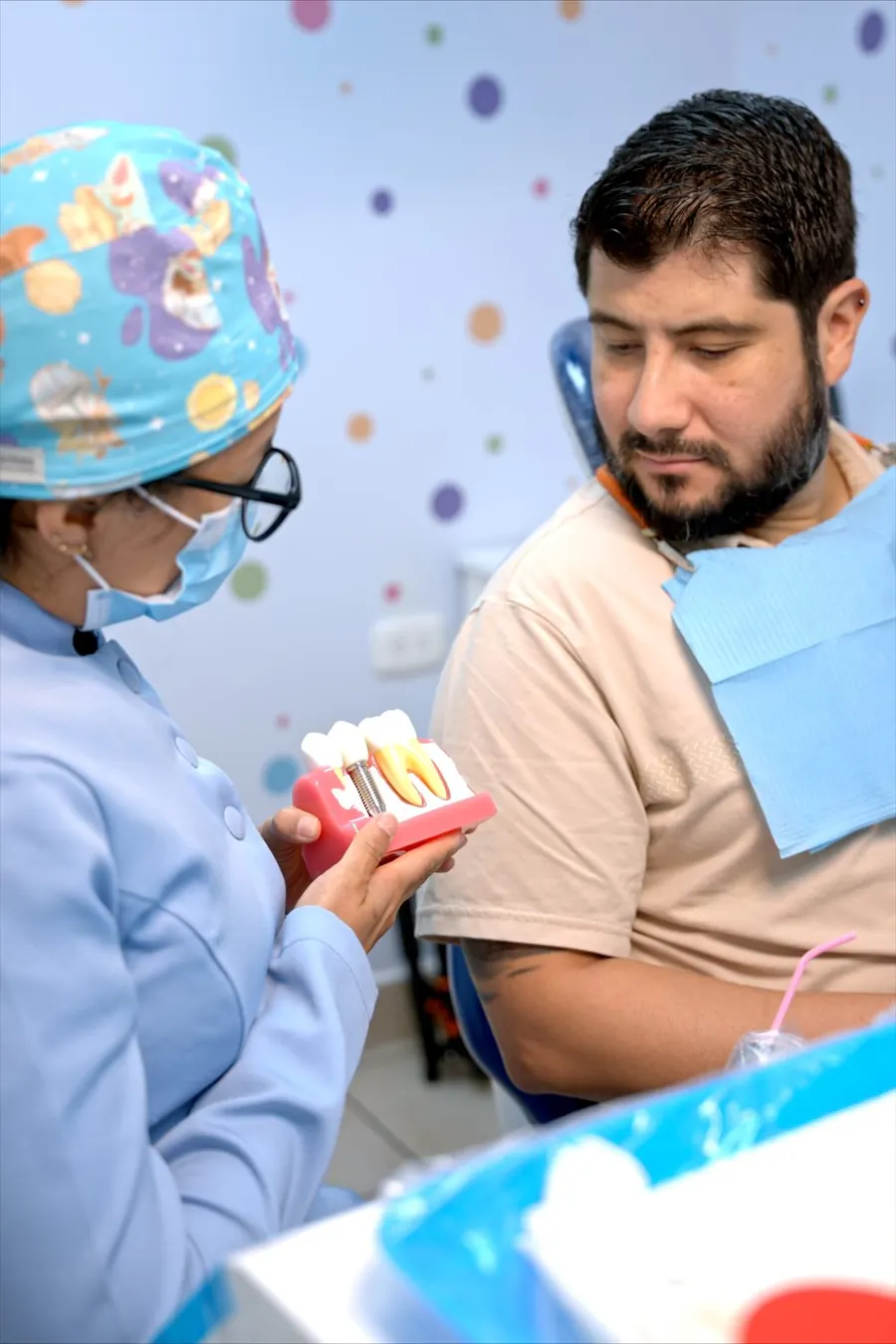 Explicación de implantes dentales a paciente en Konamor
