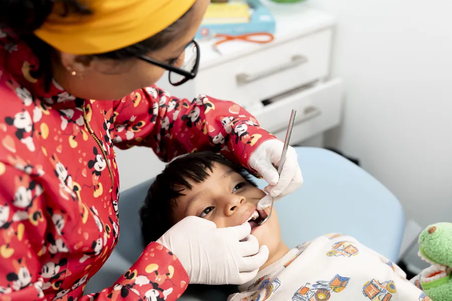 Odontopediatra revisando a un niño en Clínica Dental Konamor